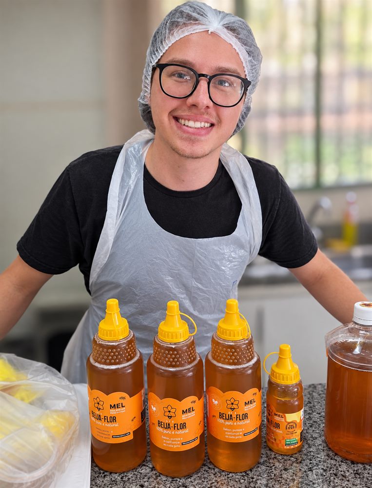 Produtor do Apis Beija-Flor com as bisnagas de mel
